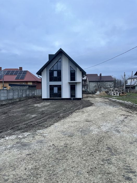 Новозбудований сучасний будинок