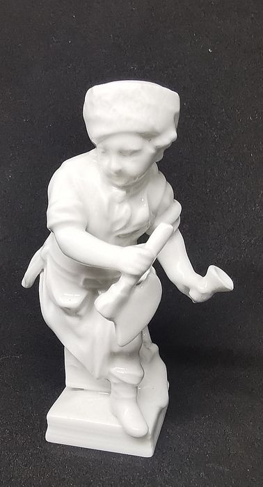 Figurka Porcelana KPM Berlin XIX w Mężczyzna z Toporem UNIKAT