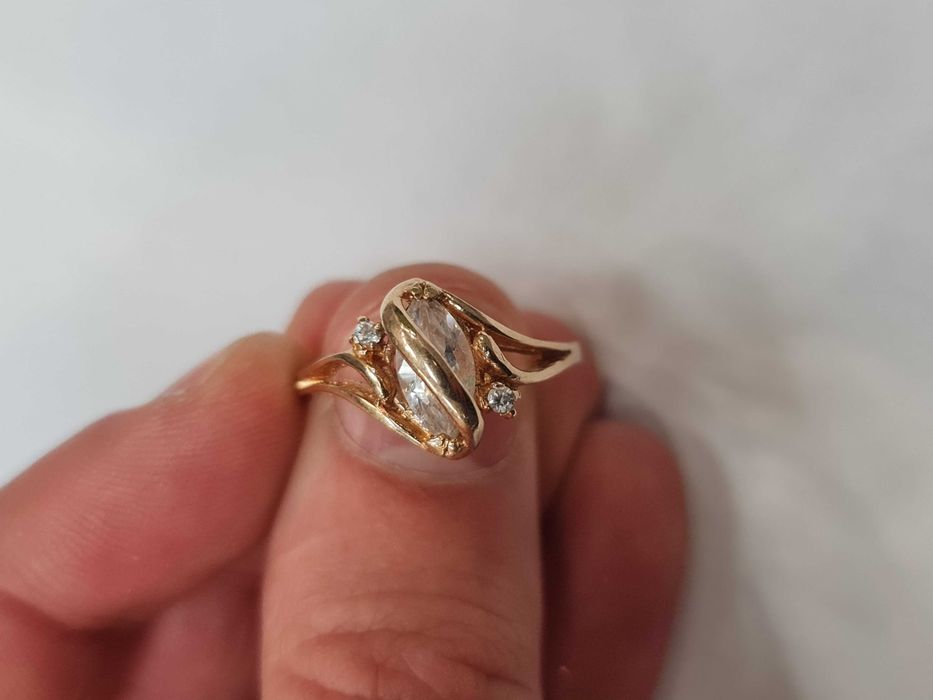 Klasyczny złoty pierścionek damski/ 585/ 3.25 gram/ R18/ Cyrkonia