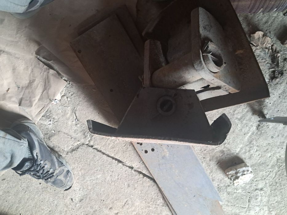 Опорна стопа напівпричепа