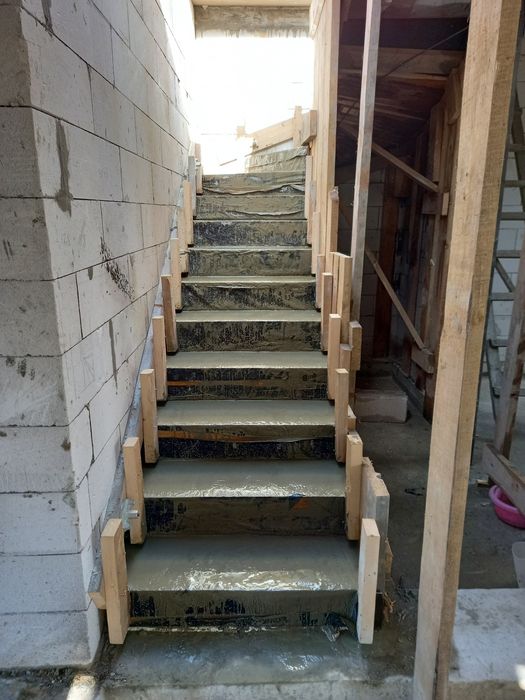 Сходи бетонні, монолітні.