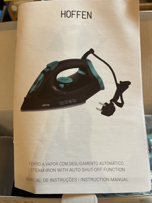 Ferro de engomar a vapor novo