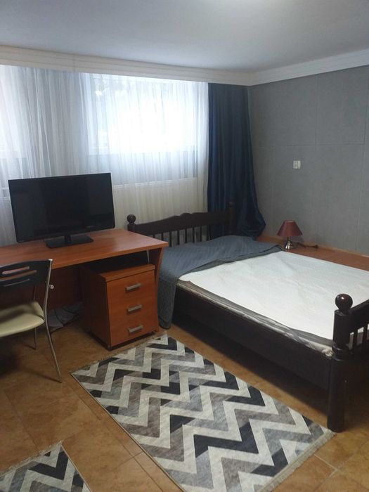 Pokój z aneksem kuchennym i łazienką