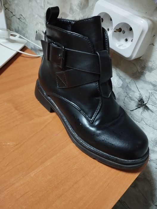 Ботинки 33 р на дівчину чорні