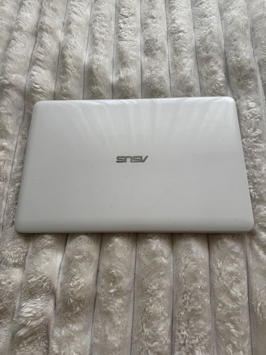ноутбук ASUS X541NA у робочому стані.