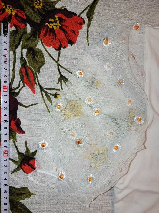 Biała koszulka - rękawy w stokrotki