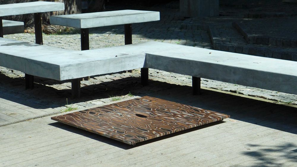 NOVA - Mesa de escritório 1.05m x 1.05m em contraplacadado folheado.