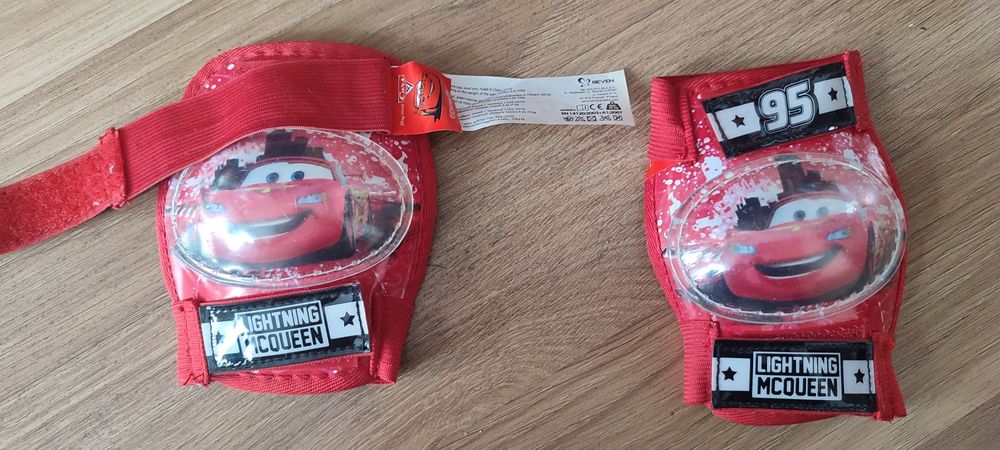 JAK NOWE Ochraniacze xxs Zygzak McQueen do 25kg
