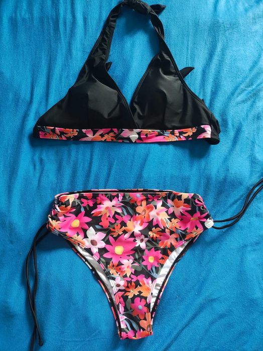Bikini czarne z kwiatami ( kostium kąpielowy dwuczęściowy)