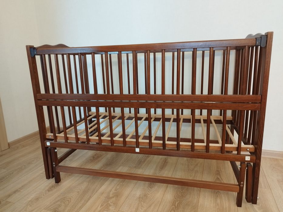 Дитяче ліжечко з маятником