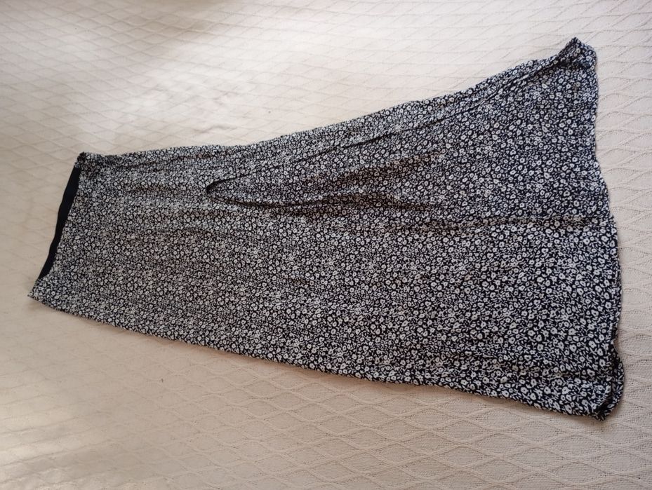 H&M 36r. Długa czarna spódnica maxi w białe kwiatki