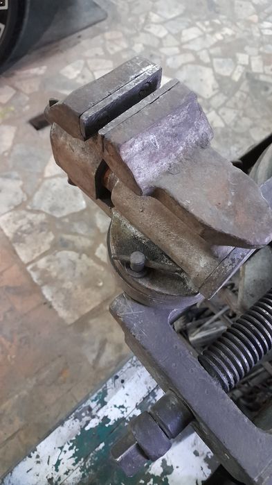 Тиски слесарные.