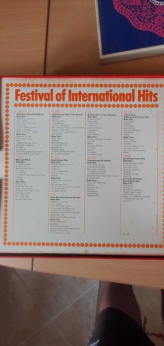 Vendo 3 caixas de coleção de discos vinil antigos, como novos