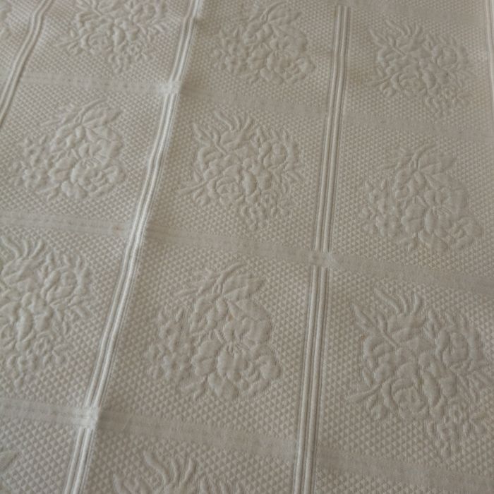 Colcha branca antiga