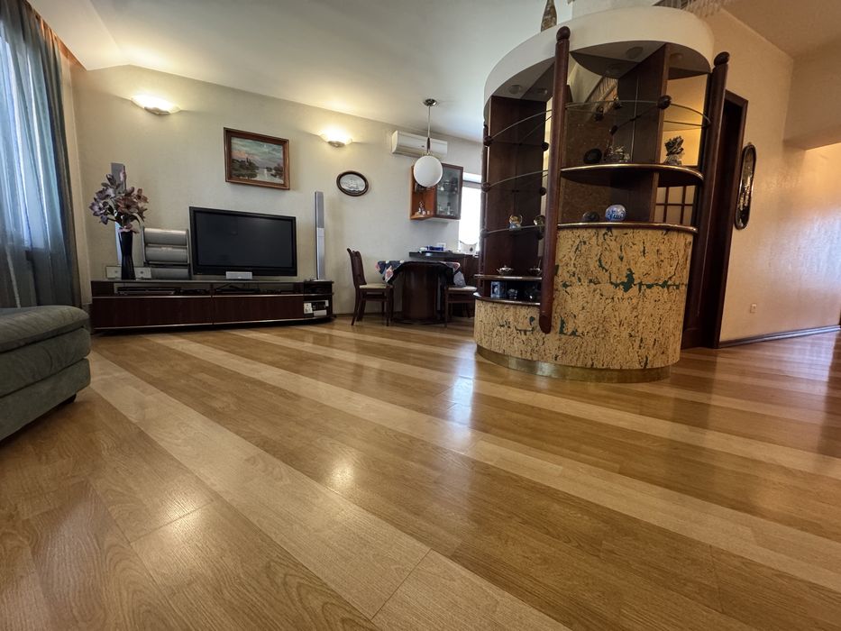 Продається простора 4-х кімнатна квартира в самому центрі Дніпра!