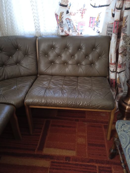 Продам кухонний куток б/в . Основа дуб а сидіння шкіряні ,