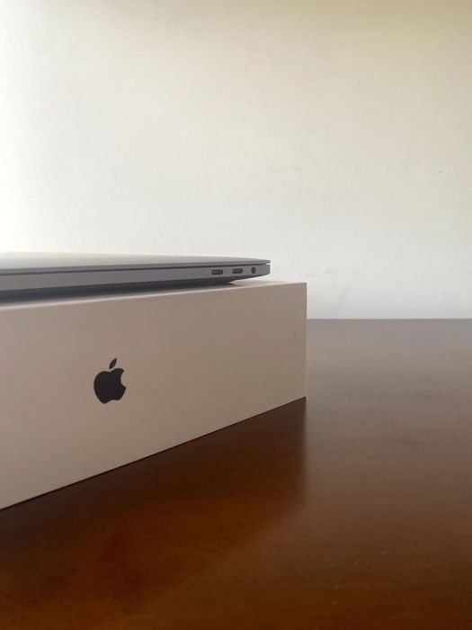 MacBook Pro 15" - COMO NOVO