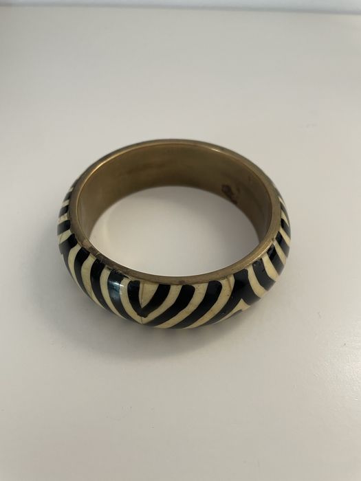 Pulseira padrão zebra.