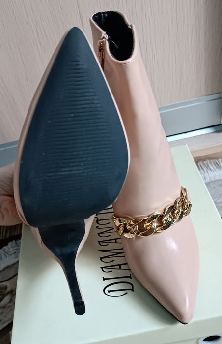 Бежеві ботіночки