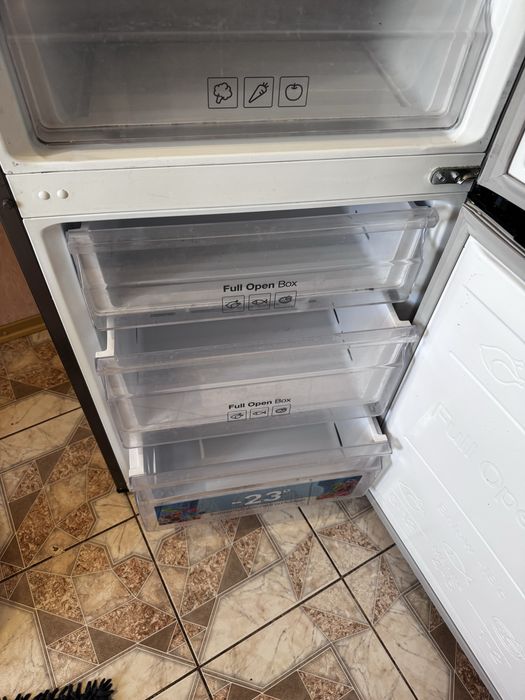 Холодильник Samsung