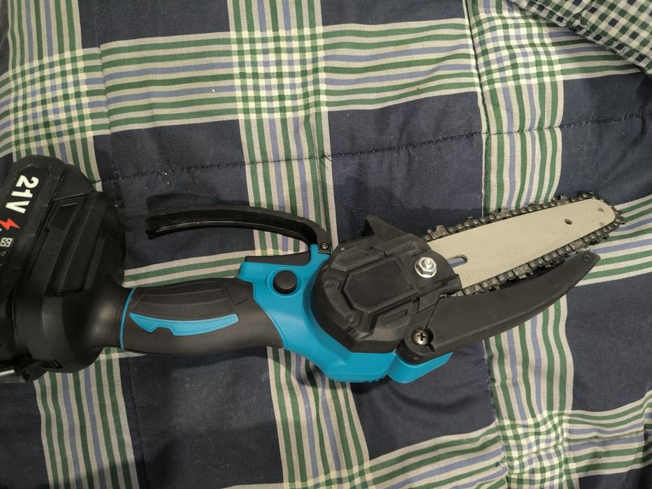 Serra elétrica nova com bateria e corrente exta