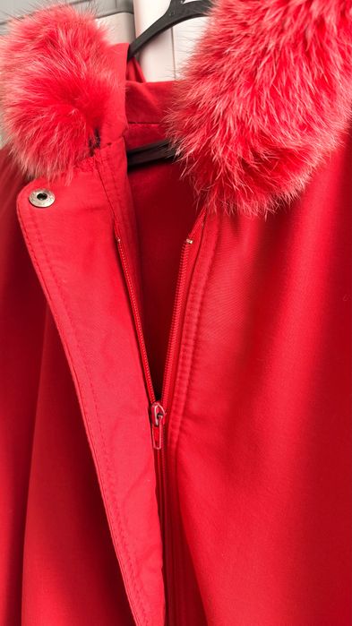 Casaco vermelho, com pelo capuz verdadeiro