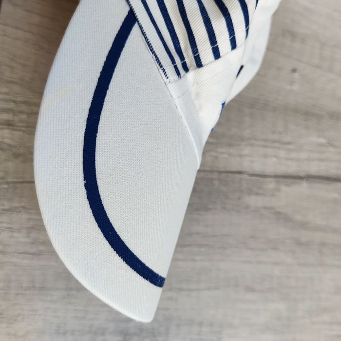 Biała czapka chłopięca z daszkiem, regulowana, rozm 49 (1-2 lata r.86)