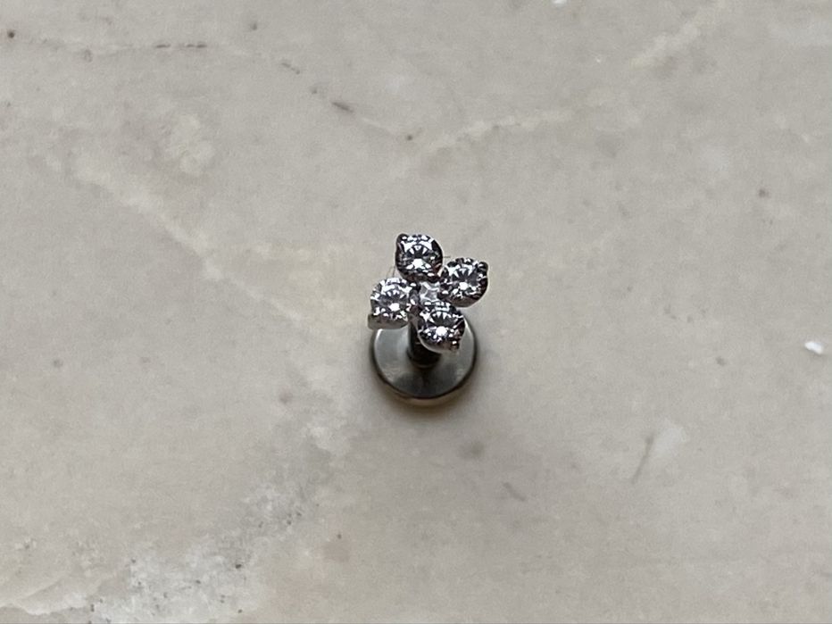 Labret kolczyk 8 mm unisex piercing 16 G Tytan