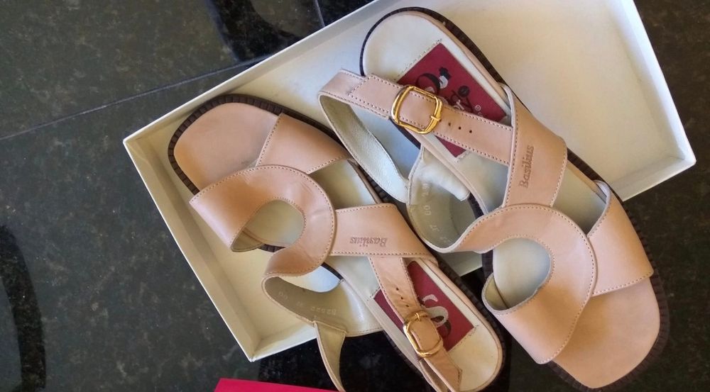 Calçado - sandálias em couro