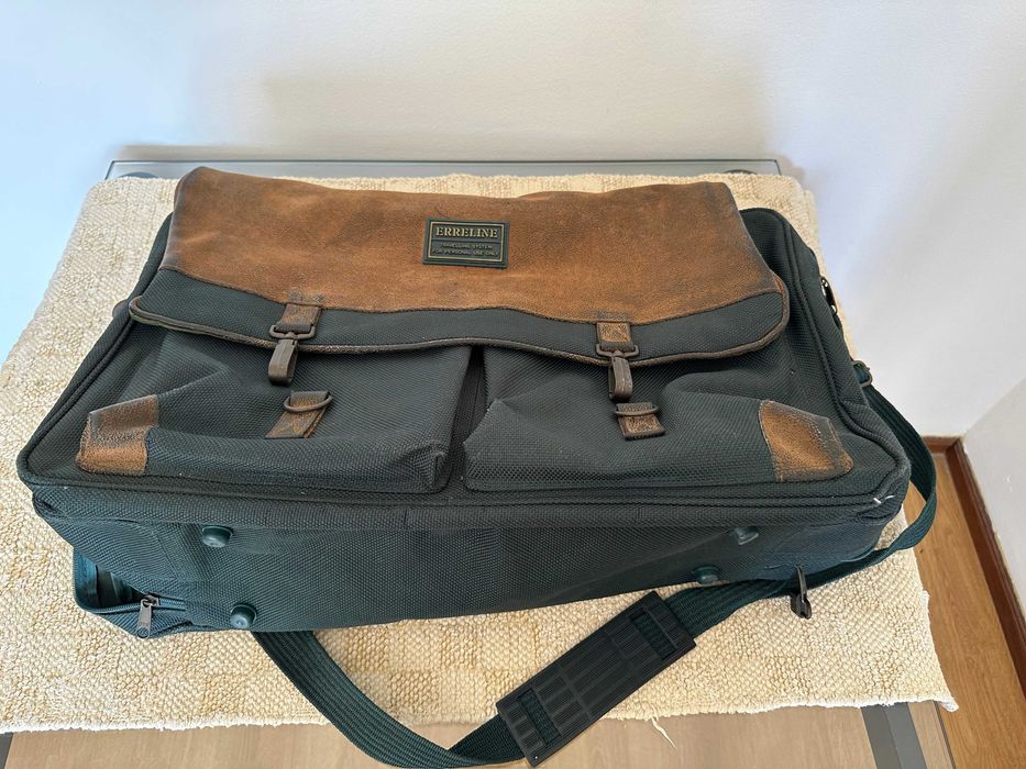 Mala de viagem à tiracolo