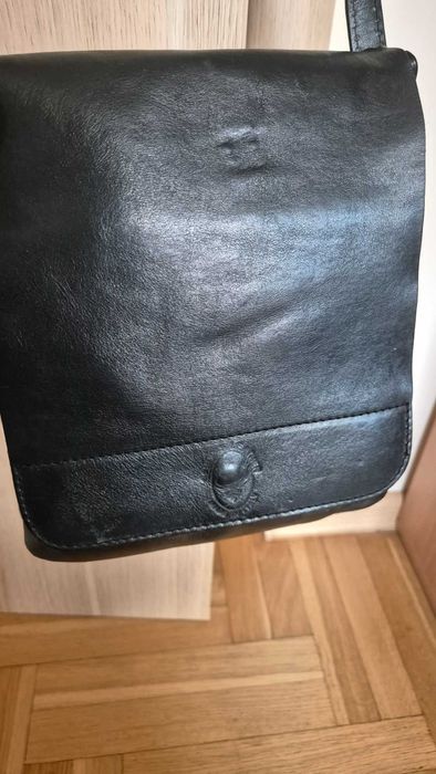 Torebka skórzana czarna na ramię mała