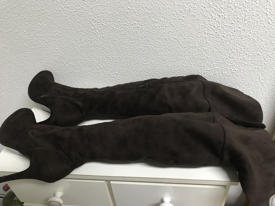 Botas Compensadas, Acima do Joelho em Ecopele Efeito Camurça 37.