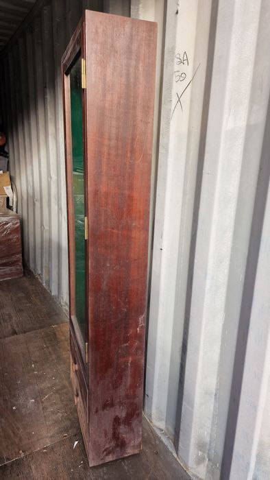 Armeiro em razoável estado.