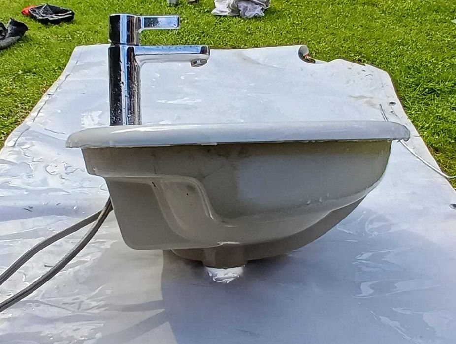 Umywalka wpuszczana Hatria z baterią Hansgrohe