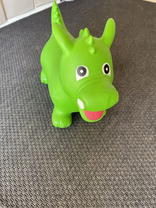 Boneco infantil saltitante