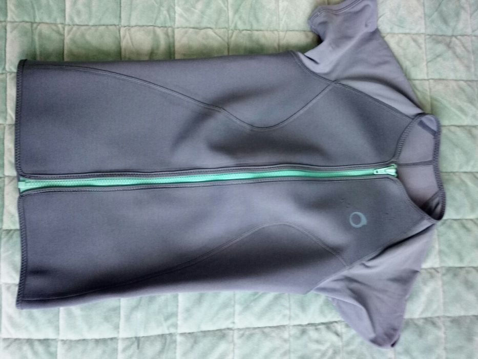 Calções e colete para surf idade 8-9 anos .