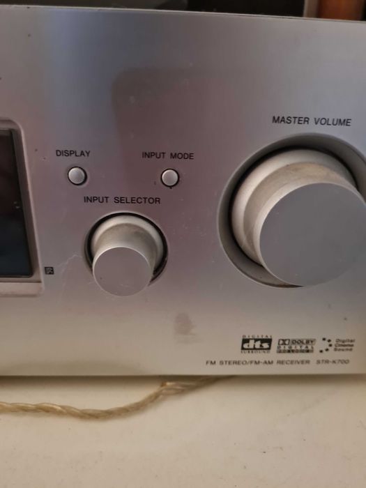 Equipamento de som Sony. Controler e mais 1 subwoofer, 1 caixa média e 4 caixas pequenas de som.