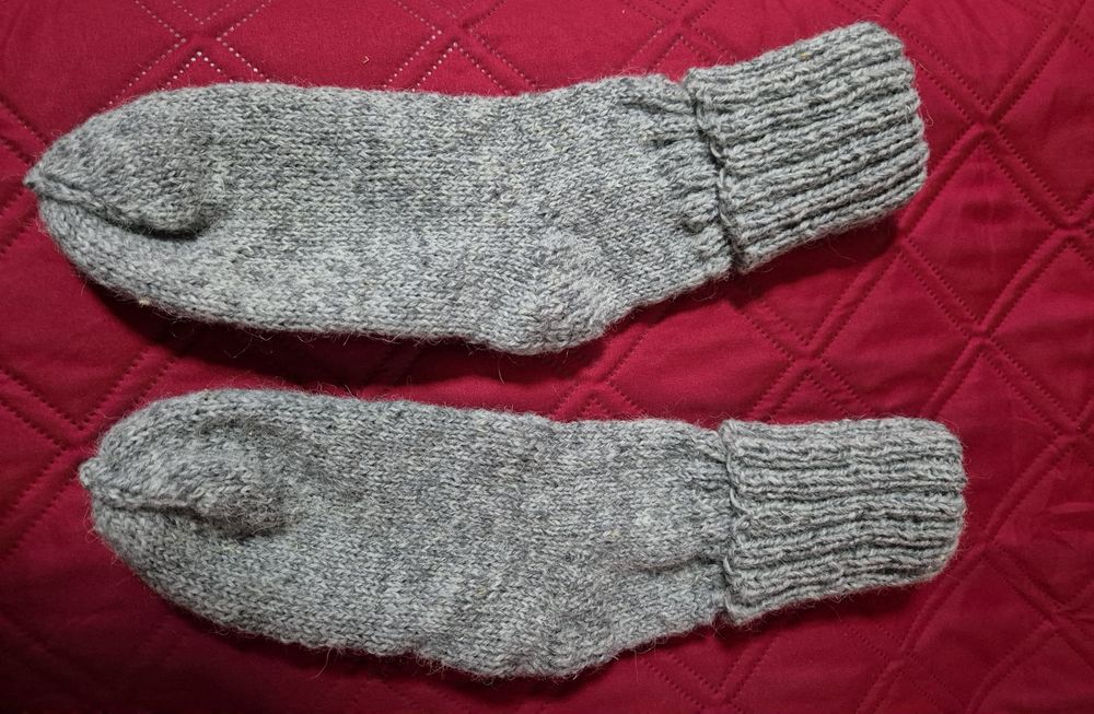 Ręcznie robione skarpety z wełny owczej.