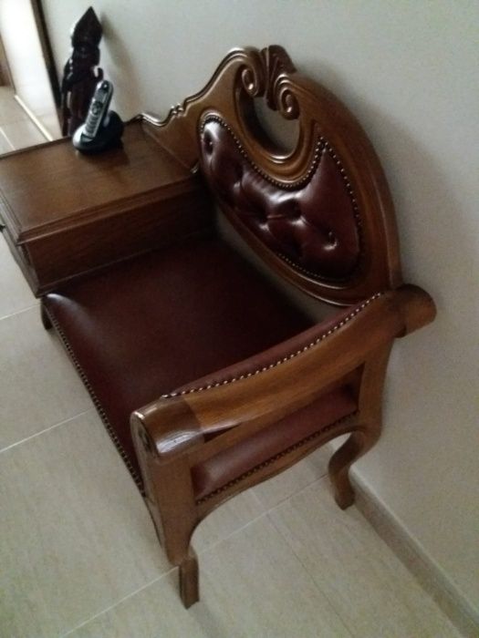 Cadeira com mesa de telefone