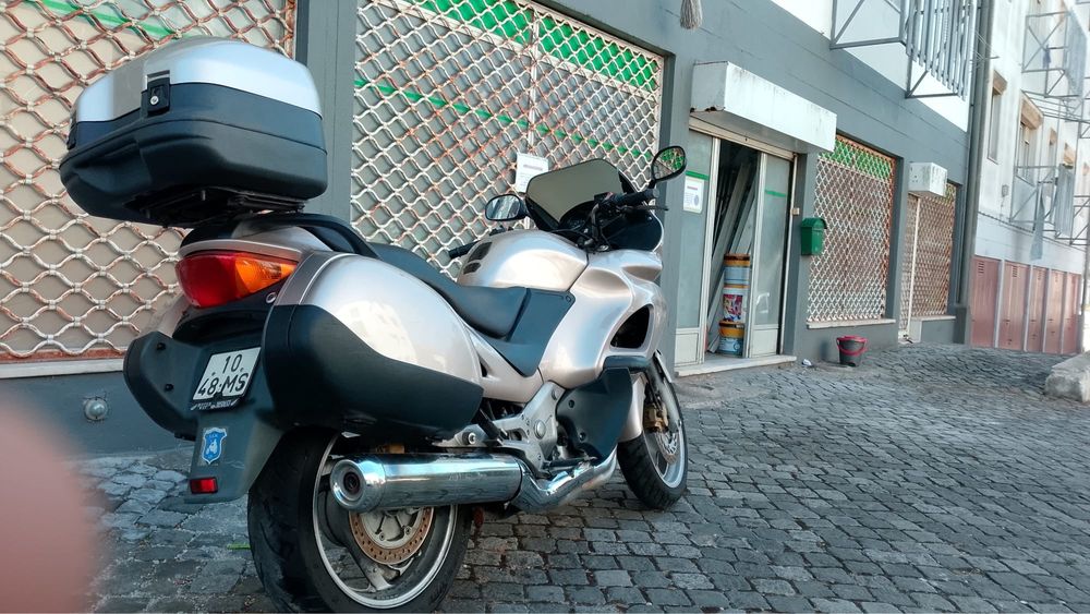 Vendo mota honda Deauville 650cc ano 2000 35 km
