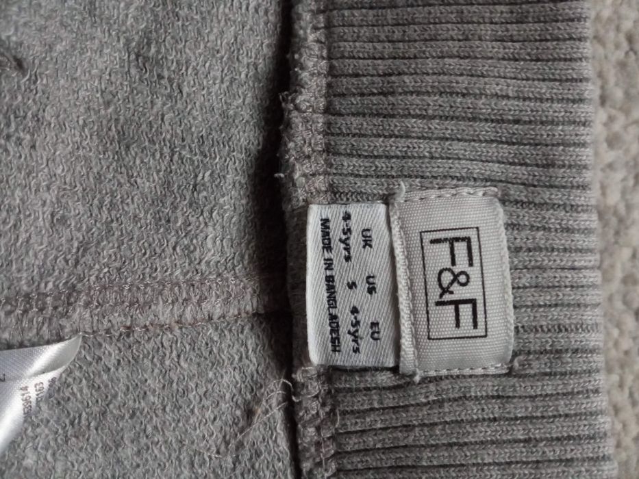 Szare krótkie spodenki dresowe w kolorowe stworki r. 110-116, 4-5 lat