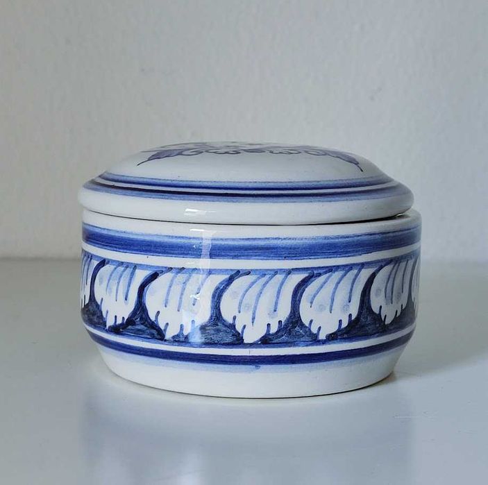 Caixa circular guarda jóias cerâmica réplica séc. XVII pintada à mão