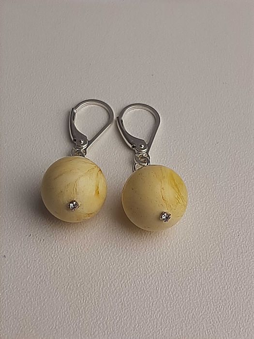 kolczyki z białym bursztynem