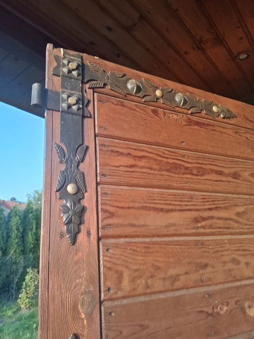 Drewno garażowe z metalowymi okuciami
