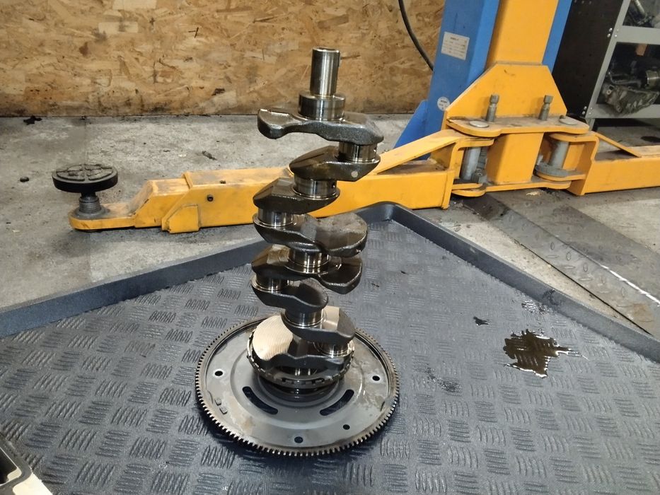 Wał korbowy silnika Renault 2.0 16V m4r ładny