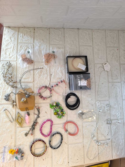 Біжутерія різна.