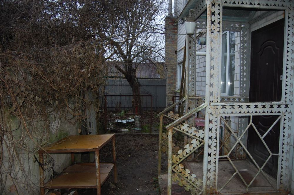 Продам 1/2 будинку та 5сот.земельна ділянка .