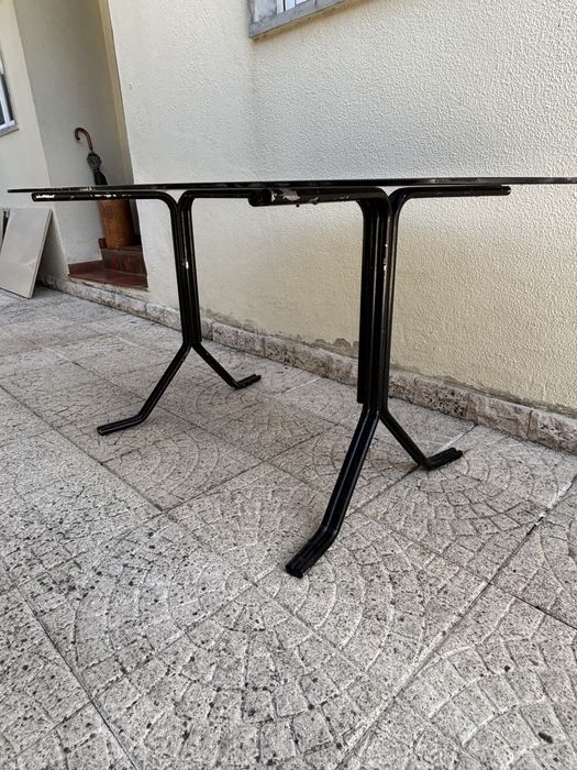 Mesa de vidro com pés