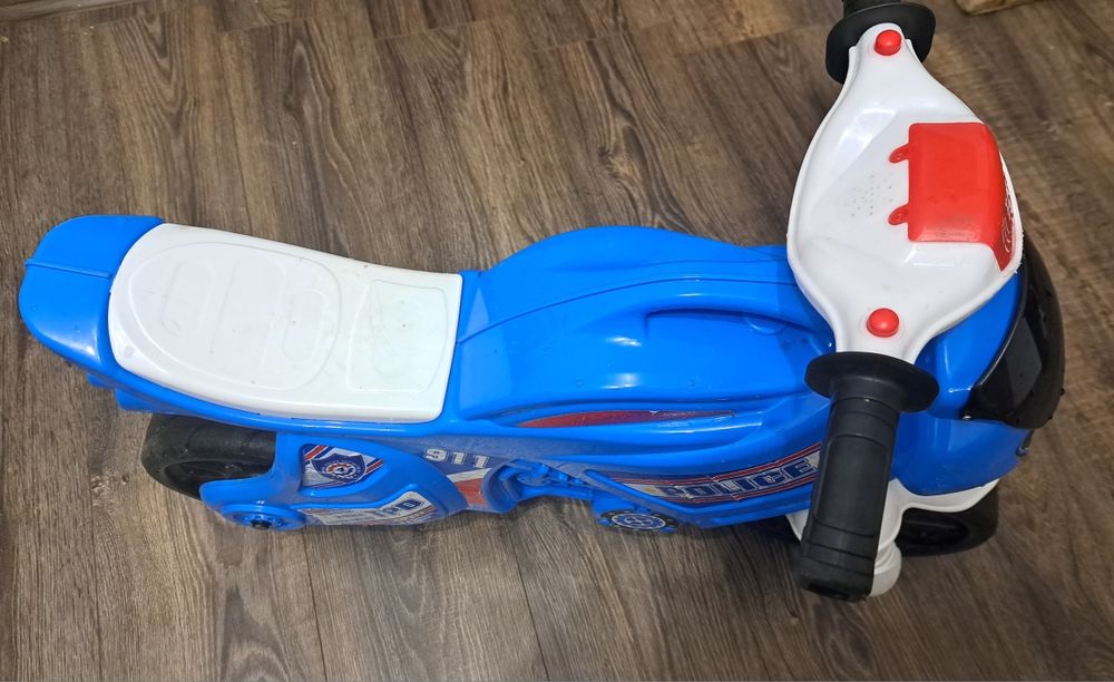 Мотоцикл-толокар у поліцейському стилі