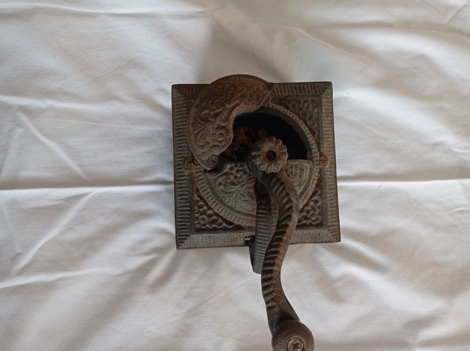 Moinho de café antigo .